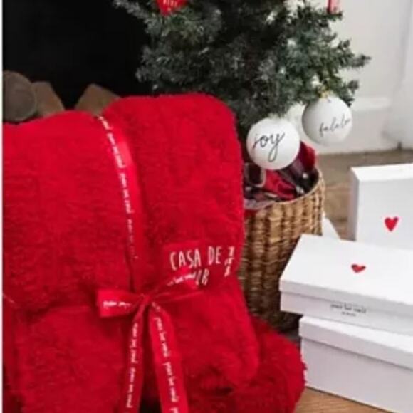 Peace Love World 60" x 70" Cable Throw Pom-Pom Red Blanket New Sold Out - Picture 3 of 5